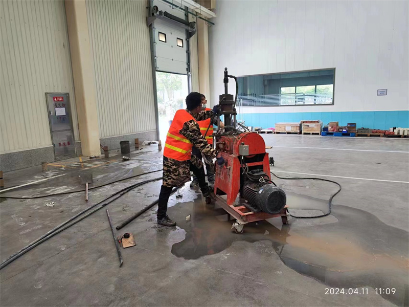 凤凰镇厂房地面下沉塌陷注浆加固施工